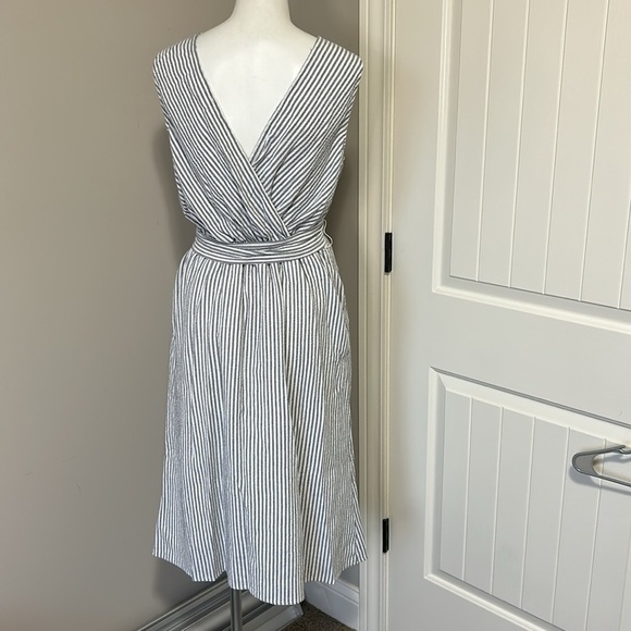 Court and Rowe Sleeveless Stretch Cotton
Seersucker Midi Dress Gray White Sz 6 - Picture 9 of 14